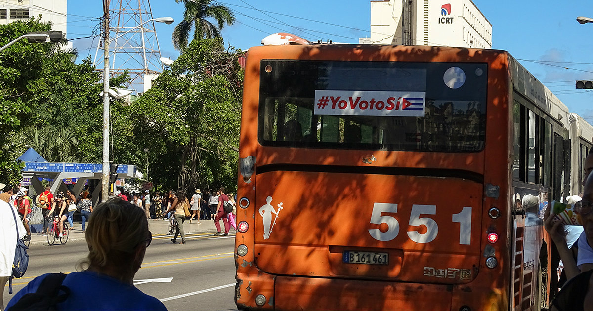 Campaña por el sí en autobuses públicos en Cuba © CiberCuba