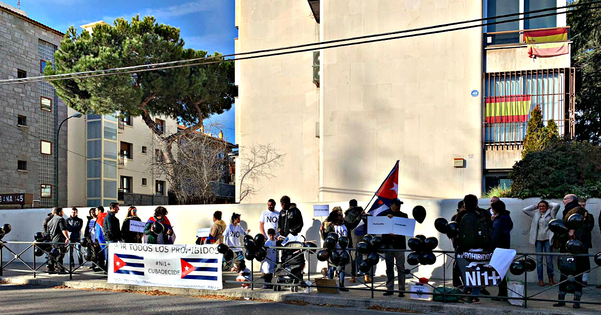 Cubanos manifestándose frente a la embajada de Cuba en Madrid. © Alberto Arego.