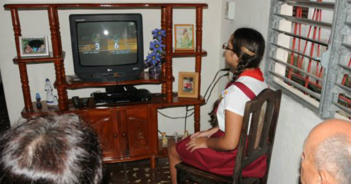Una familia en Cuba mira la televisión © Escambray
