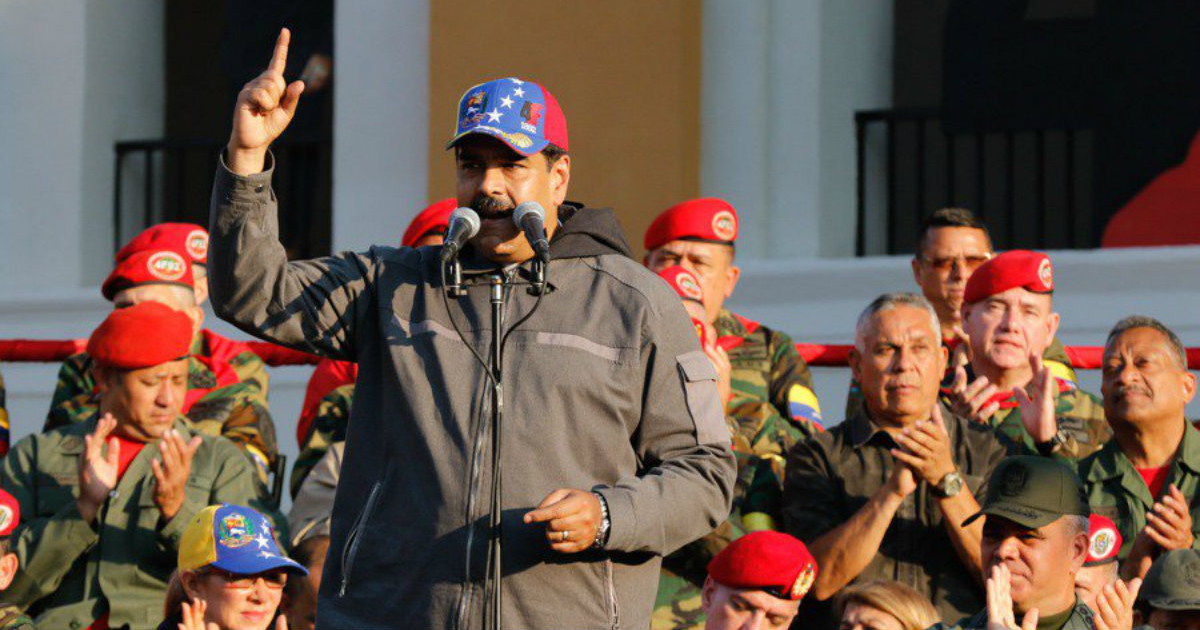 Nicolás Maduro alza su dedo durante un discurso © Twitter / Nicolás Maduro