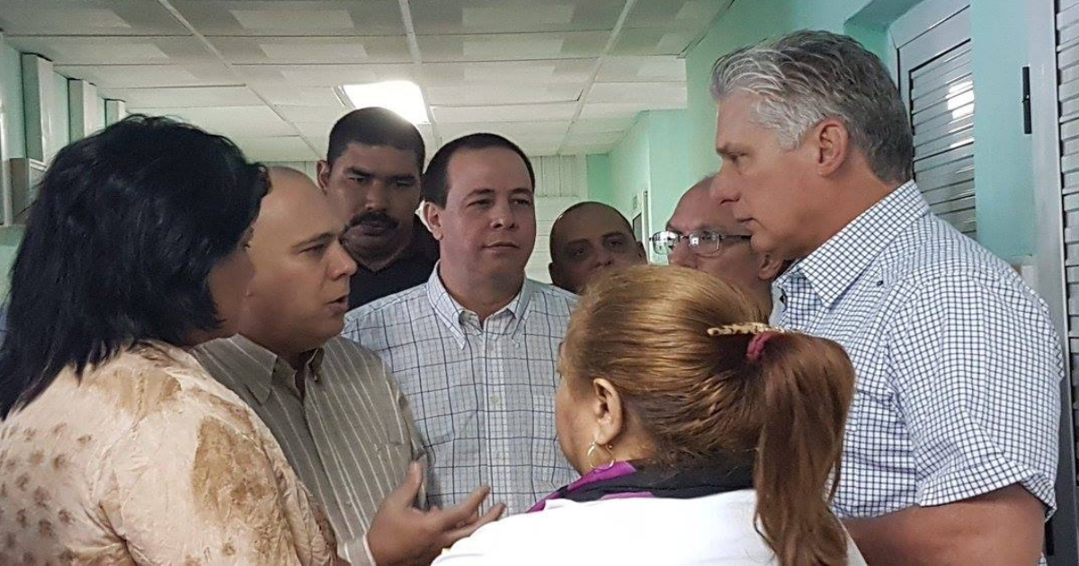 El gobernante cubano Miguel Díaz-Canel en un hospital. © Facebook / Ministerio de Salud Pública de Cuba