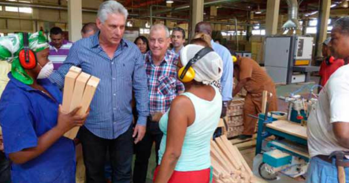 Díaz-Canel, en us visita a una fábrica en Cuba. © Granma.