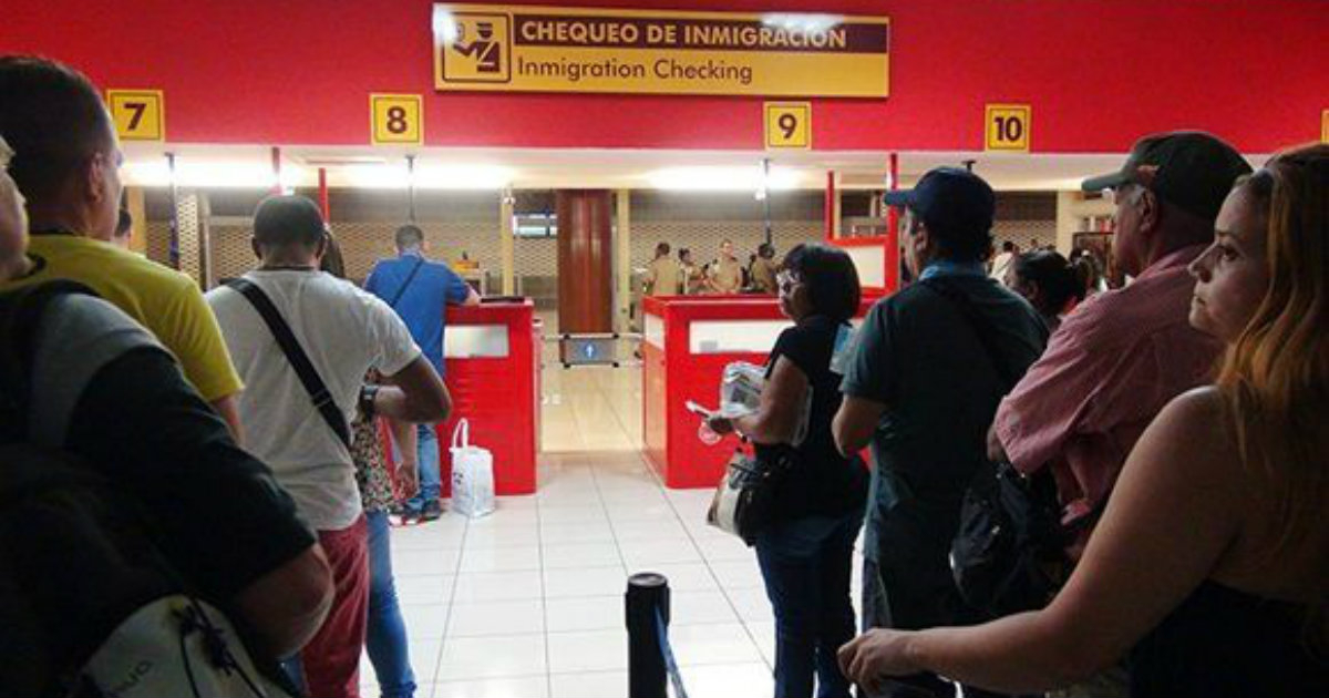 Chequeo de Inmigración en el aeropuerto de La Habana. © Cubahora.