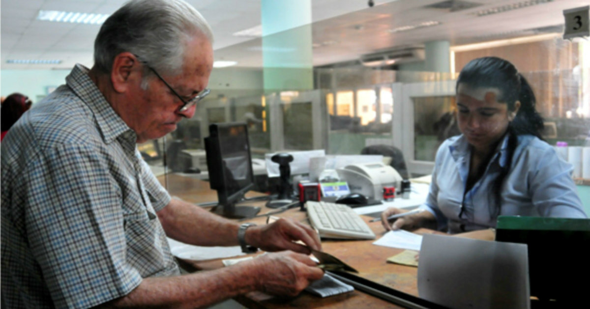Un hombre cobra un giro en una oficina de Correos. © Correos de Cuba.