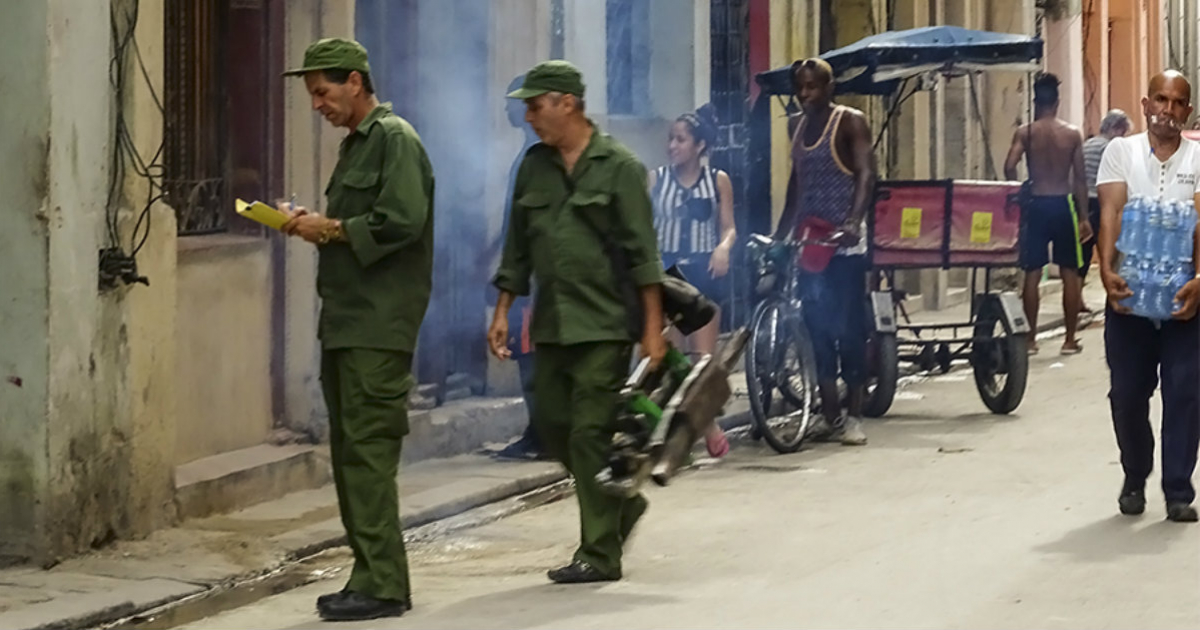 Fumigadores en las calles de La Habana. © CiberCuba.