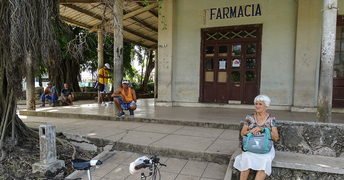 Varios clientes esperan la apertura de una farmacia en Cuba. © CiberCuba.