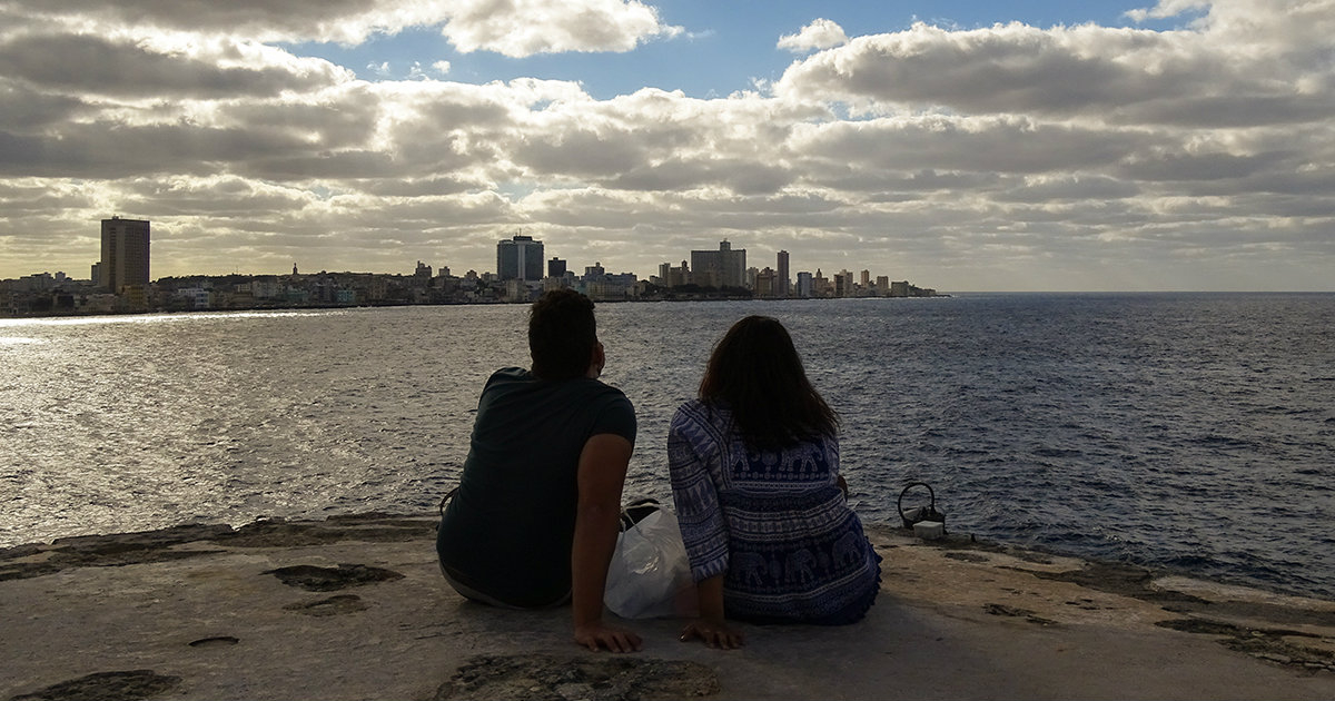Una pareja de enamorados, en el Malecón de La Habana. © CiberCuba.