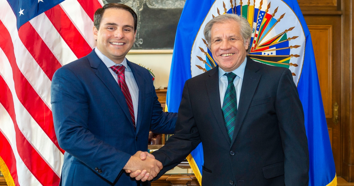 Carlos Trujillo con el secretario general de la OEA, Luis Almagro. © OEA