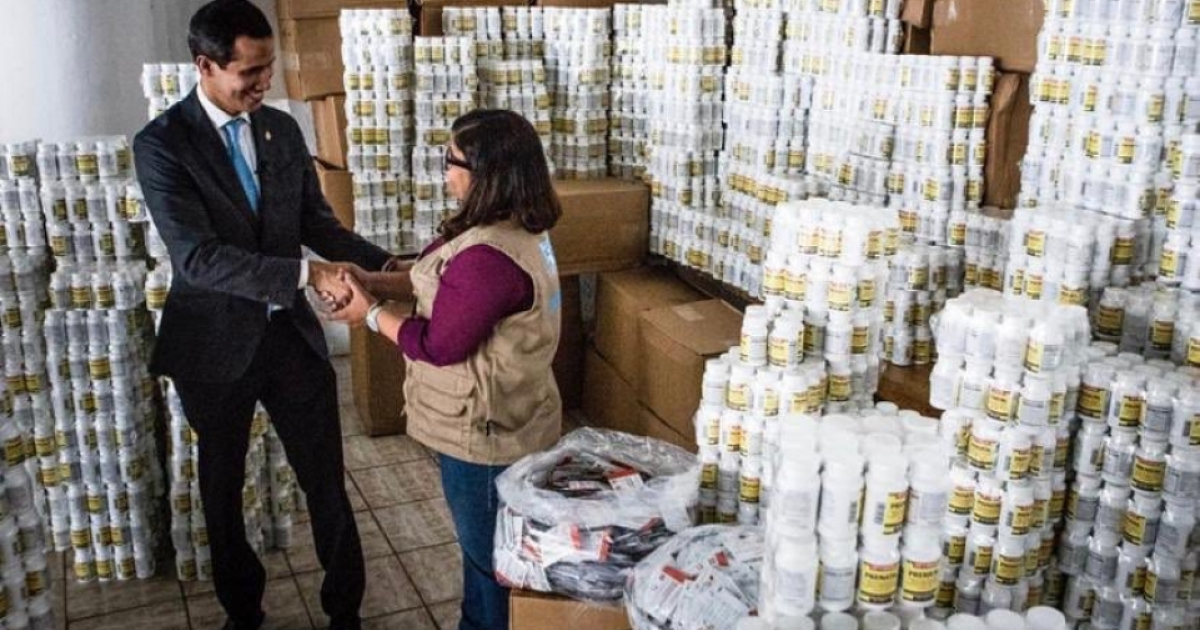 Juan Guaidó entrega un lote de vitaminas prenatales y vitaminas a la Asociación Venezolana de Servicios de Salud de Orientación Cristiana © AVESSOC/ Twitter