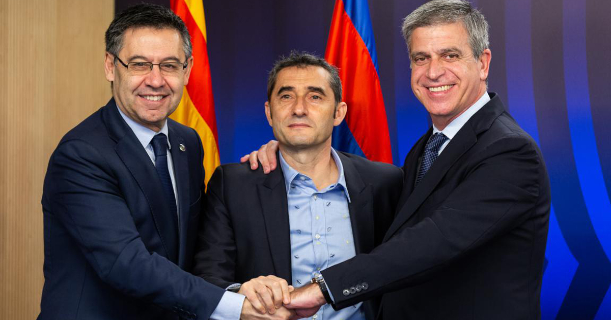 Valverde (al centro) con la plana mayor del club azulgrana © Twitter/ FC Barcelona