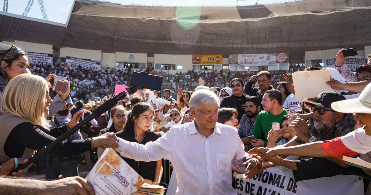 Juan Manuel López Obrador, rodeado de una multitud. © AMLO / Twitter