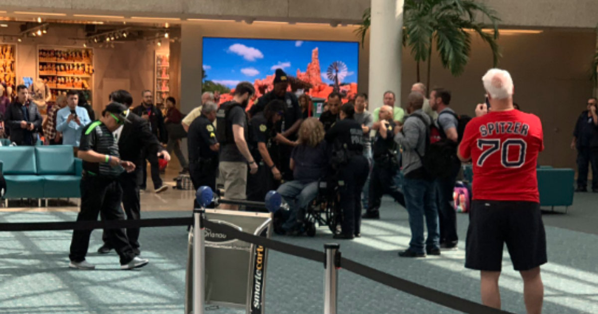 Un grupo de personas rodea al sujeto que ha sido arrestado en el Aeropuerto de Orlando © Twitter/Zachary Jaydon