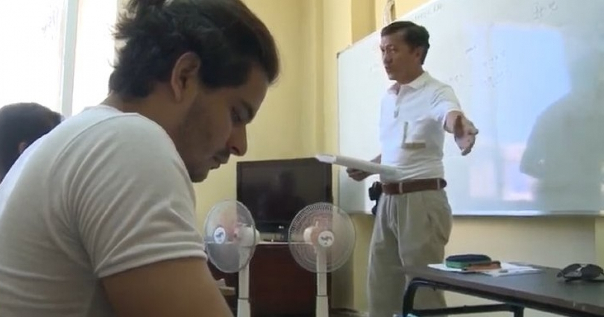 Cubanos aprenden chino en el Instituto Confucio de La Habana © Captura de video en Youtube