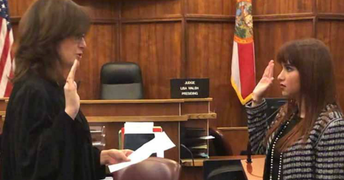 La jueza del circuito de Miami-Dade, Lisa Walsh (i) y Haley moss (d) © Twitter/Haley Moss