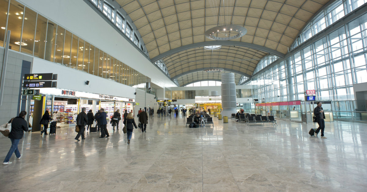 Interior del aeropuerto de Alicante-Elche en una imagen de archivo © Flickr / Ministerio de Fomento