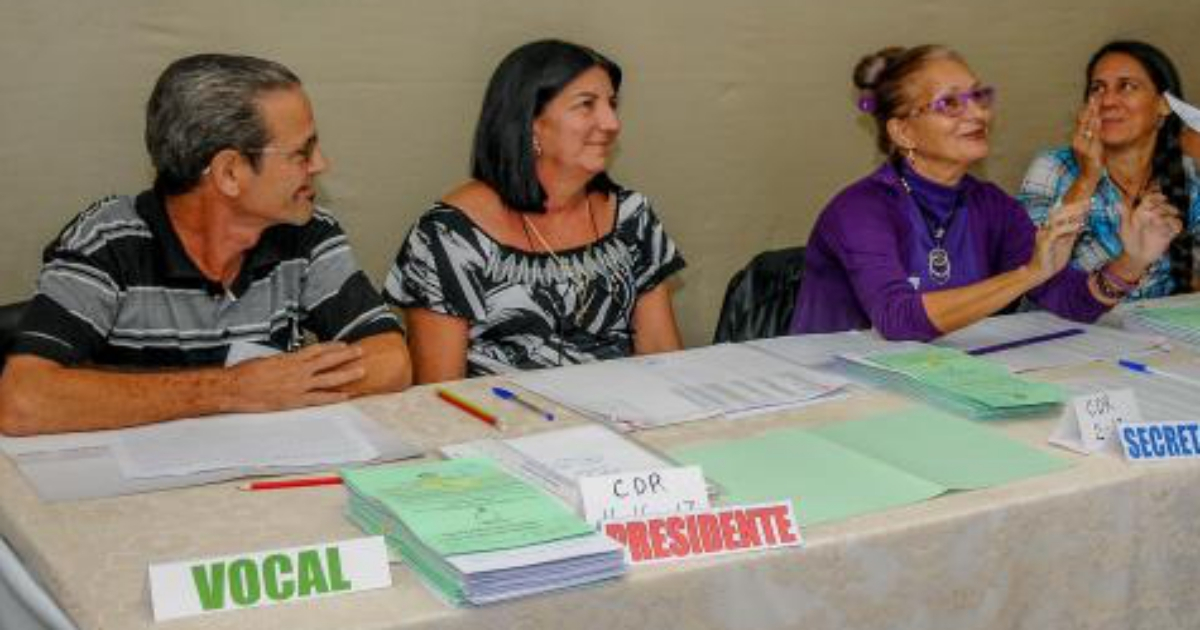 Mesa de un colegio electoral en Cuba. © Granma / José.M. Correa Armas