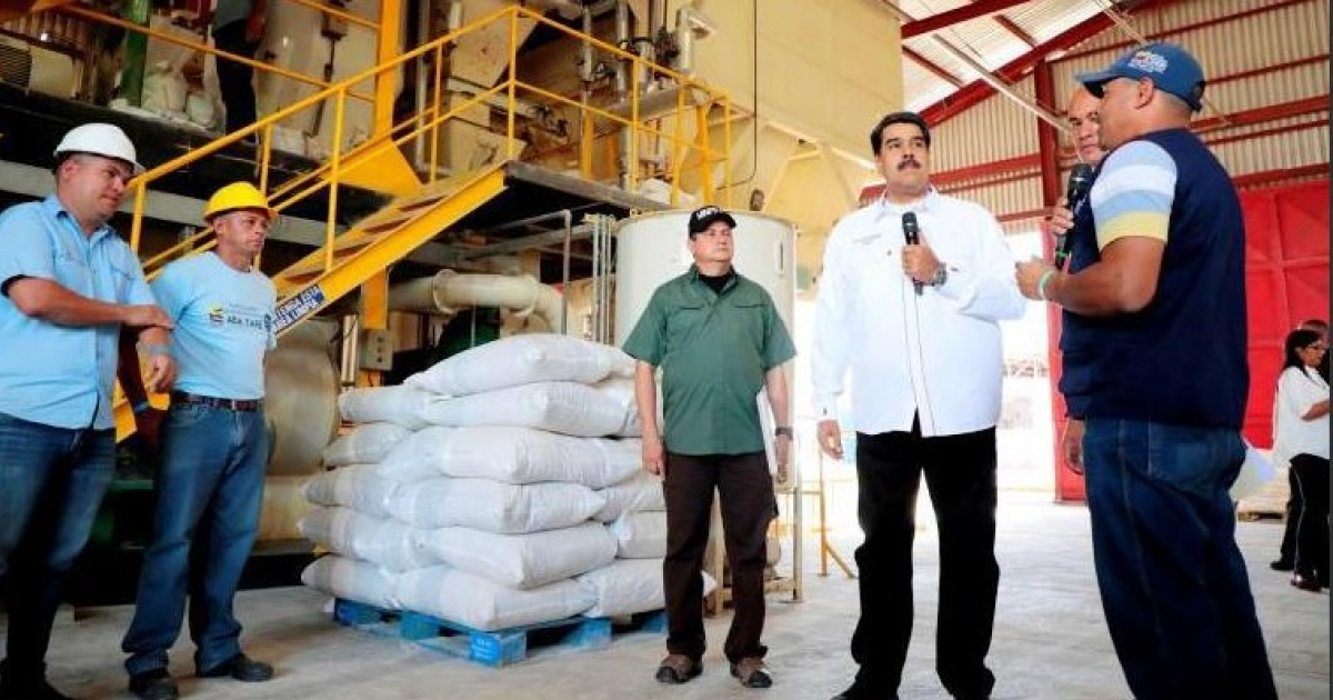 Nicolás Maduro en una fábrica © Nicolás Maduro/ Twitter