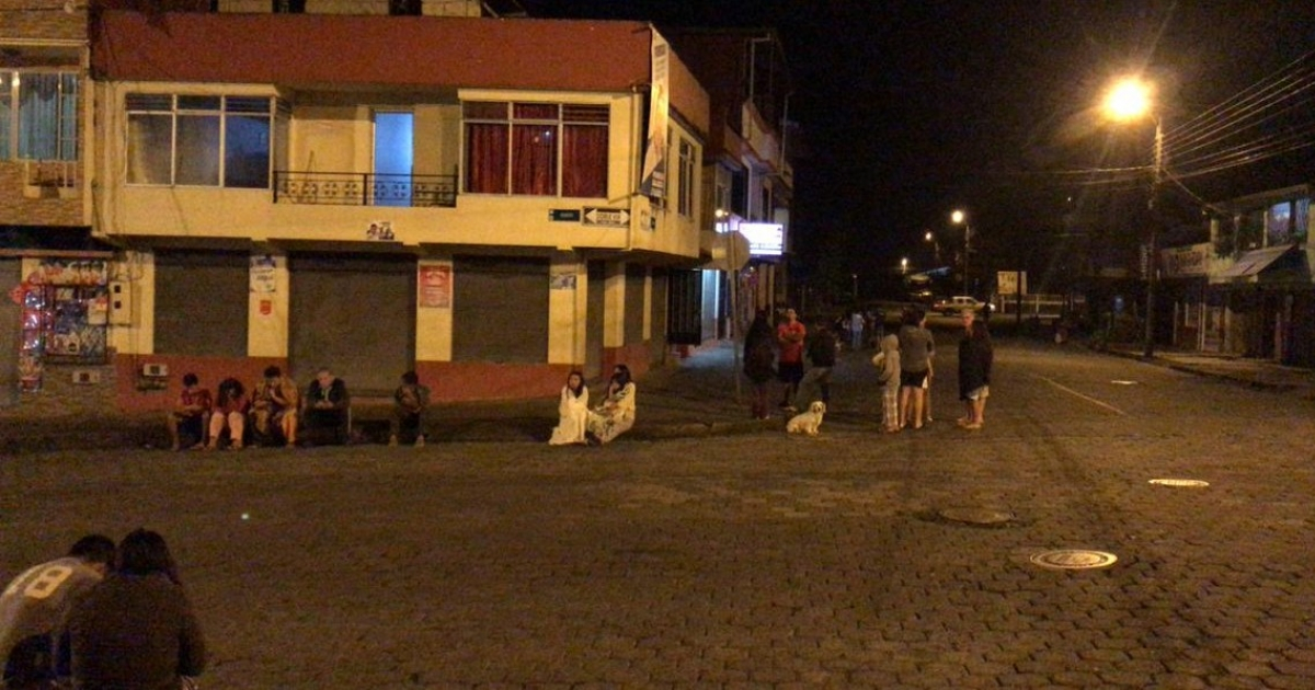 Las personas salieron a las calles tras las sacudidas © Danilo Tayopanta/ Twitter