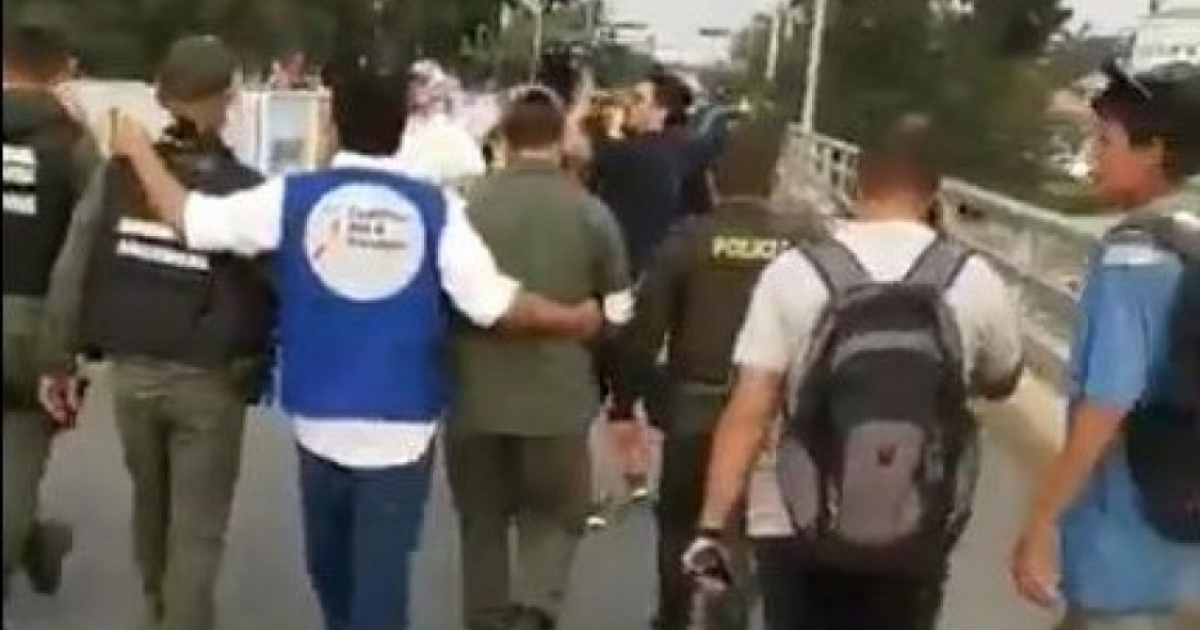 Los guardias son acompañados por autoridades migratorias © Captura de video 