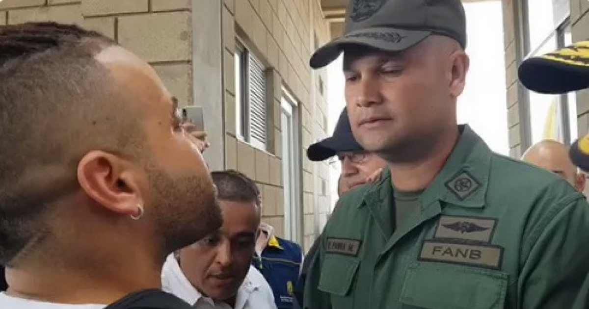 Nacho saluda a los militares venezolanos © Twitter / TVVenezuela