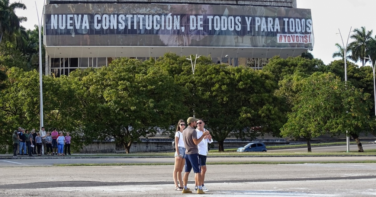 Campaña del Gobierno por el Sí, en el teatro Nacional, en La Habana © CiberCuba