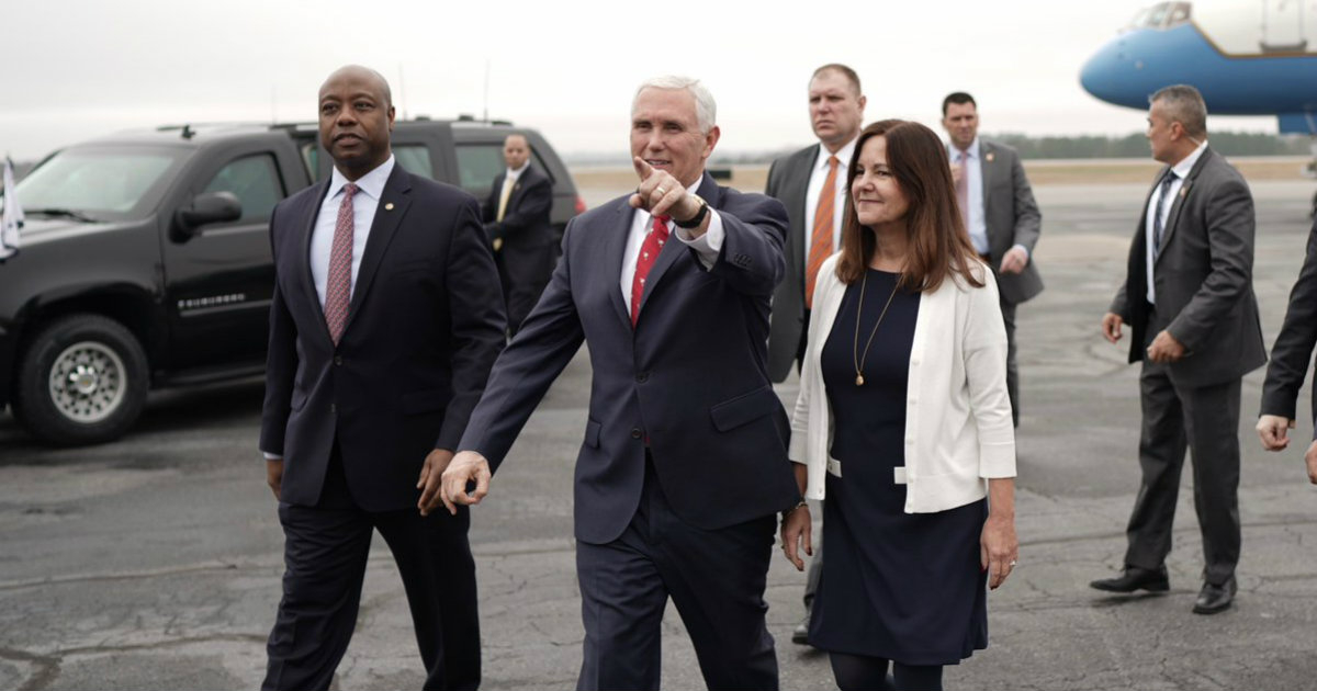 Mike Pence, en el centro. © Mike Pence / Twitter
