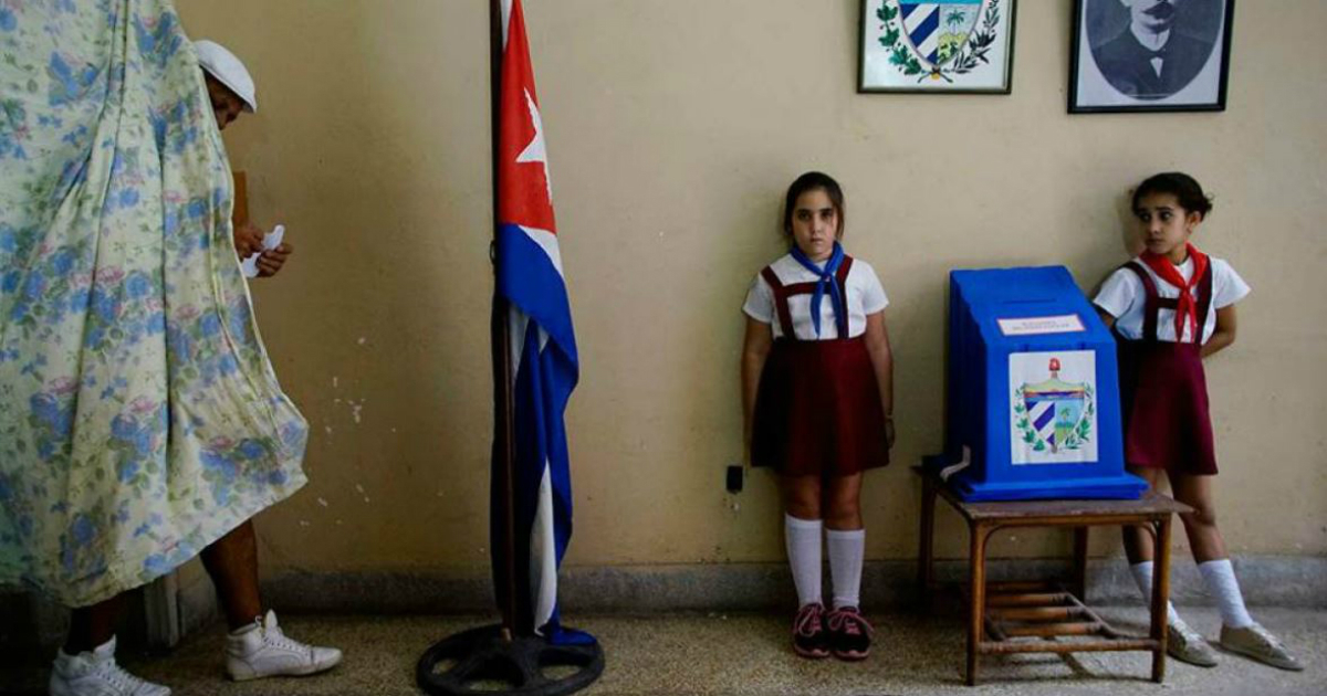 Pioneros custodian las urnas (imagen de referencia) © Reuters / Alexandre Meneghini 