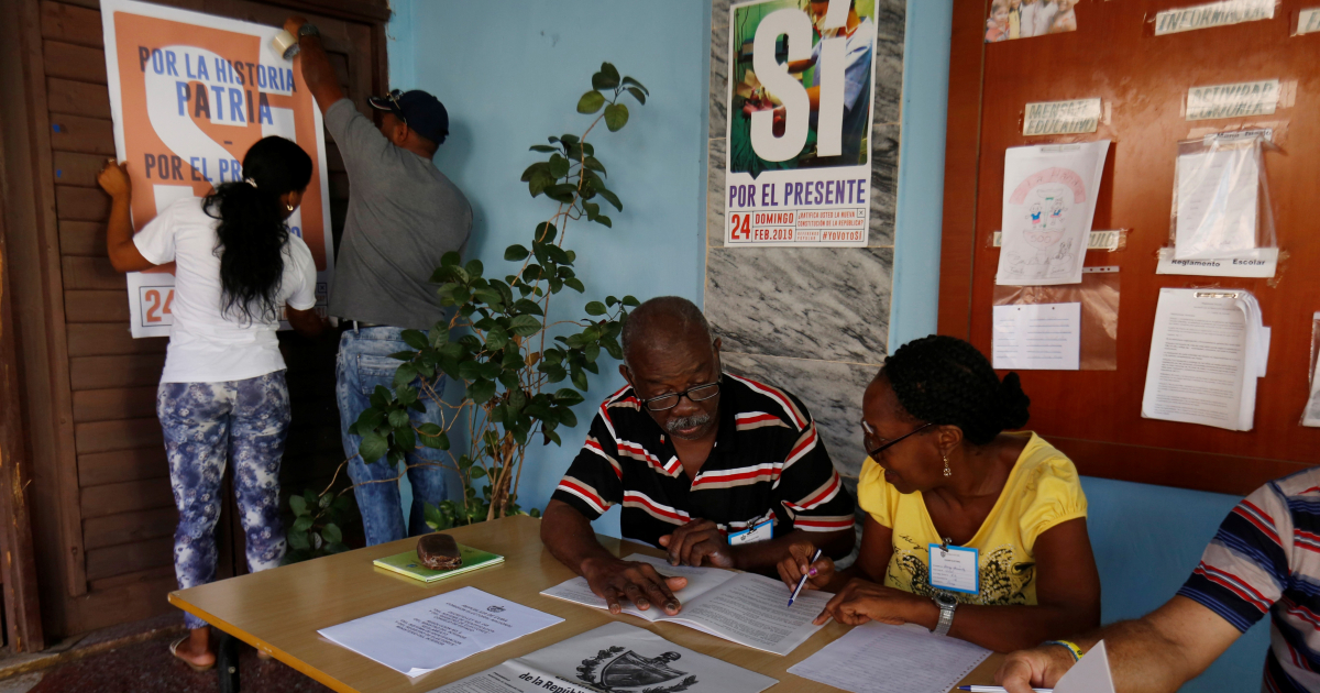 Funcionarios preparan un colegio electoral en La Habana © REUTERS/Stringer