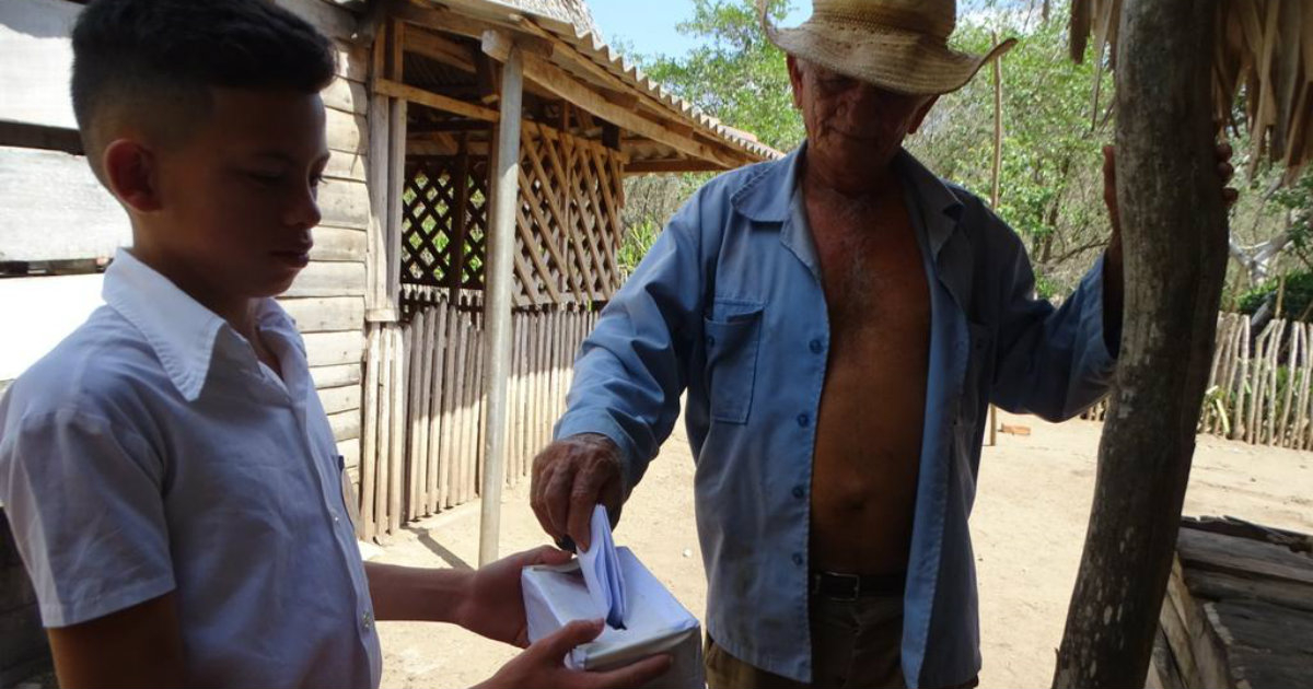 Un campesino vota el domingo en una urna improvisada en Las Tunas. © Elecciones en Cuba / Twitter
