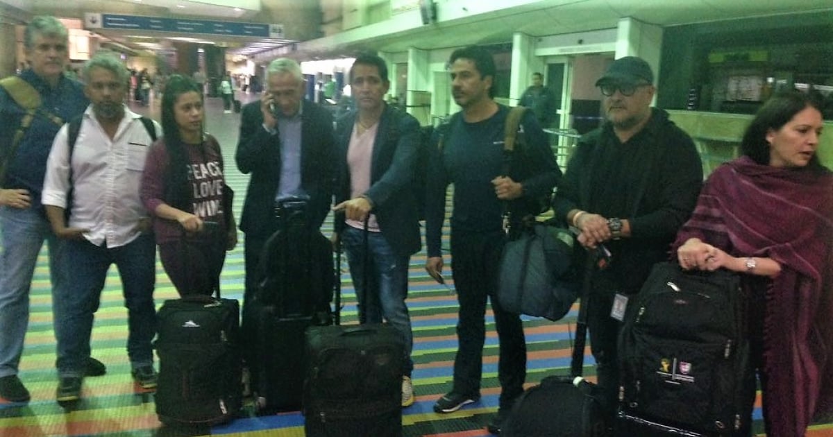 Jorge Ramos y su equipo en el Aeropuerto Internacional de Maiquetía antes de ser deportados © Twitter / @sntpvenezuela