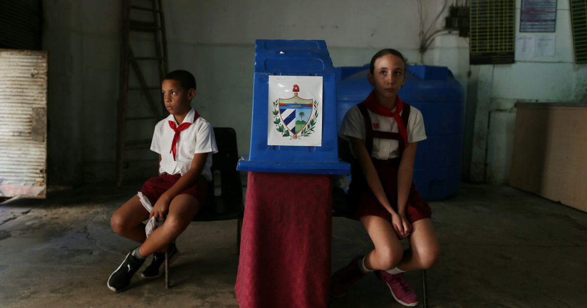 Niños esperan por votantes en una mesa electoral en La Habana © REUTERS/Fernando Medina