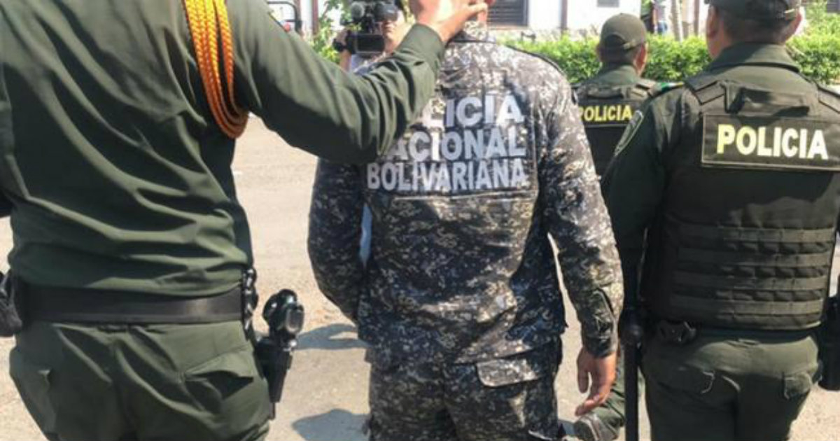 Un miembro de la Policía Nacional Bolivariana que ha abandonado al régimen de Maduro © Twitter/BluRadioColombia