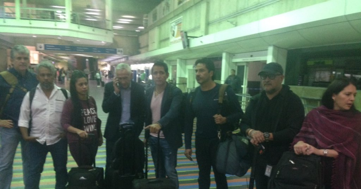 Jorge Ramos y su equipo de Univisión antes de ser deportados desde Venezuela © Twitter / @sntpvenezuela