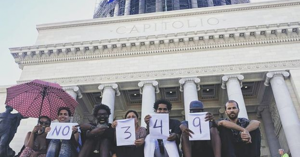 Un grupo de artistas protesta contra el Decreto 349 frente al Capitolio © Facebook/Artistas Cubanos contra el Decreto 349
