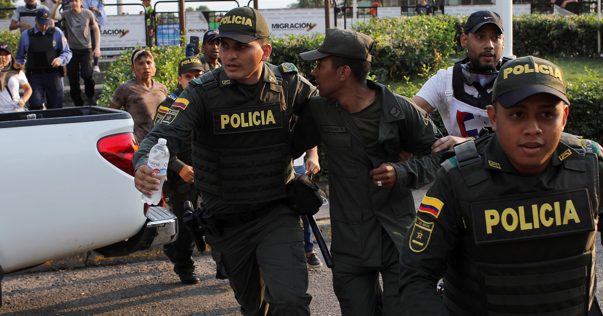Un miembro de la Guardia Nacional venezolana que desertó a Colombia es escoltado por policías colombianos © REUTERS