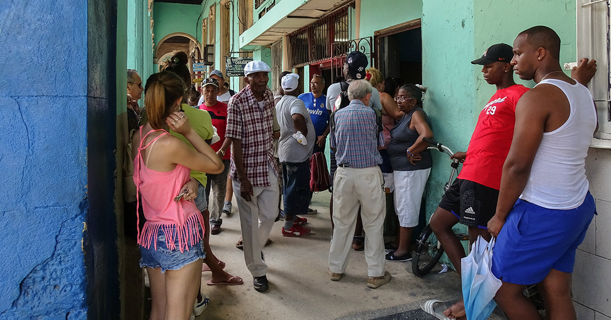 Colas en Cuba. © CiberCuba.