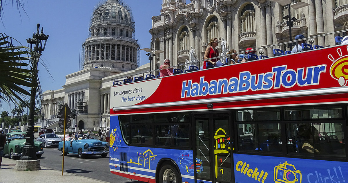 Autobús turístico en La Habana © CiberCuba