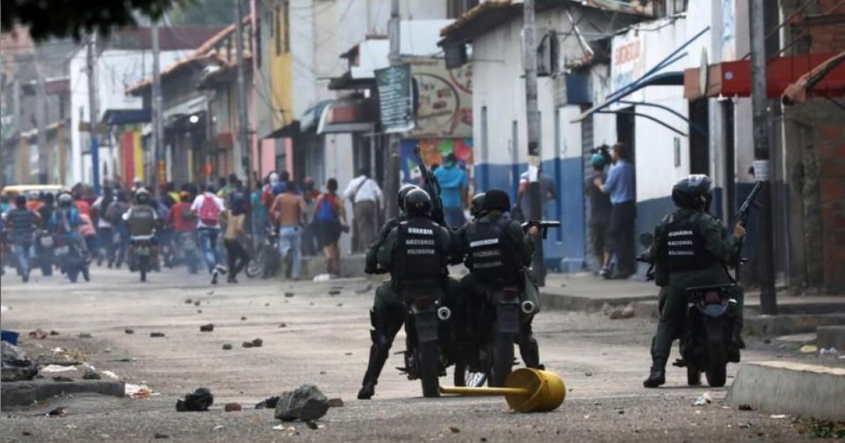 Venezolanos dispersados por las fuerzas de seguridad en Ureña © REUTERS/Andres Martinez Casares