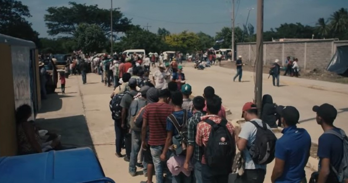 Migrantes en México hacen cola para comer © Captura de video en Youtube
