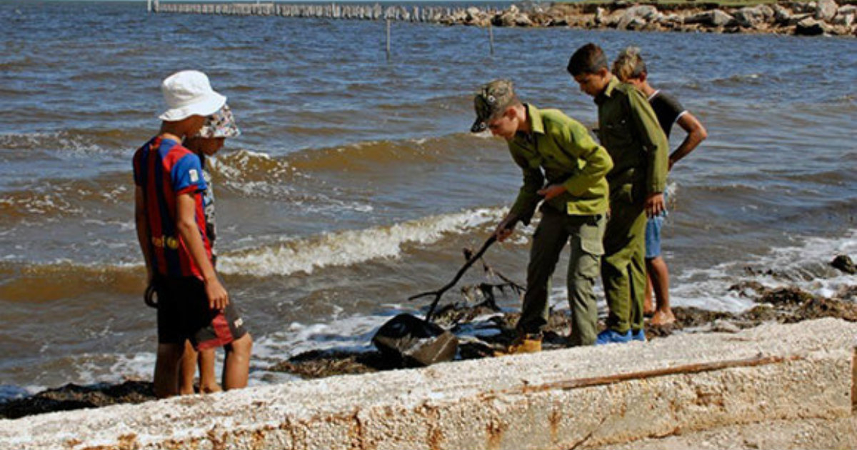 Menores de edad, recogiendo fardos de droga en las costas cubanas. © ACN.