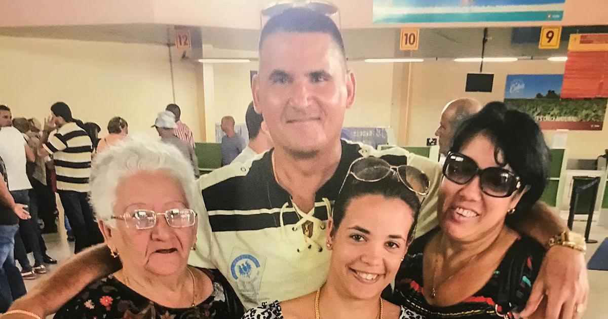 La familia de Elba Buitrago, fallecida en el accidente de avión de La Habana el año pasado. © CiberCuba.
