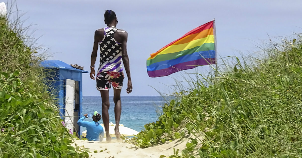 Bandera arcoiris, en una playa de Cuba. © CiberCuba.