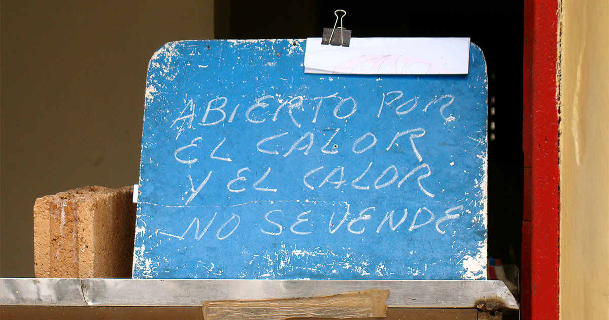 Cartel en una bodega cubana. © CiberCuba.