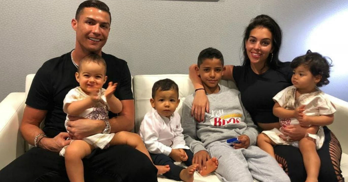 Cristiano Ronaldo y Georgina Rodríguez posan junto a sus hijos © Instagram / Cristiano Ronaldo