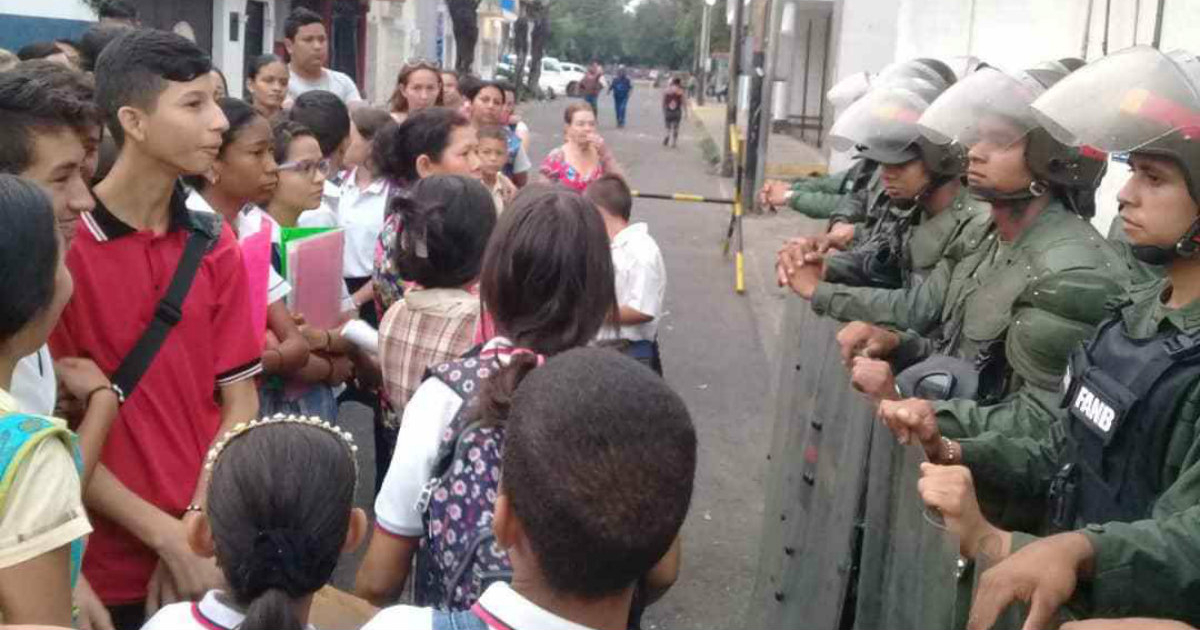 Niños se paran enfrente de miembros de la Guardia Nacional Bolivariana © Twitter