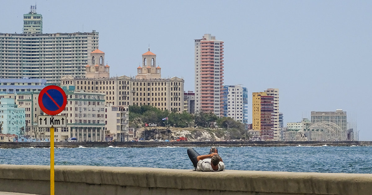 Un hombre, en el Malecón de La Habana, en una foto de archivo. © CiberCuba.
