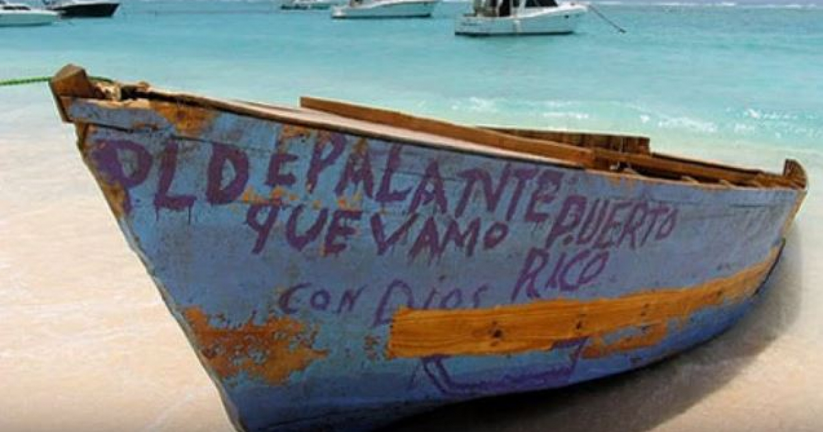 Una "yola", embarcación en las que los dominicanos suelen intentar llegar a Puerto Rico © YouTube/screenshot