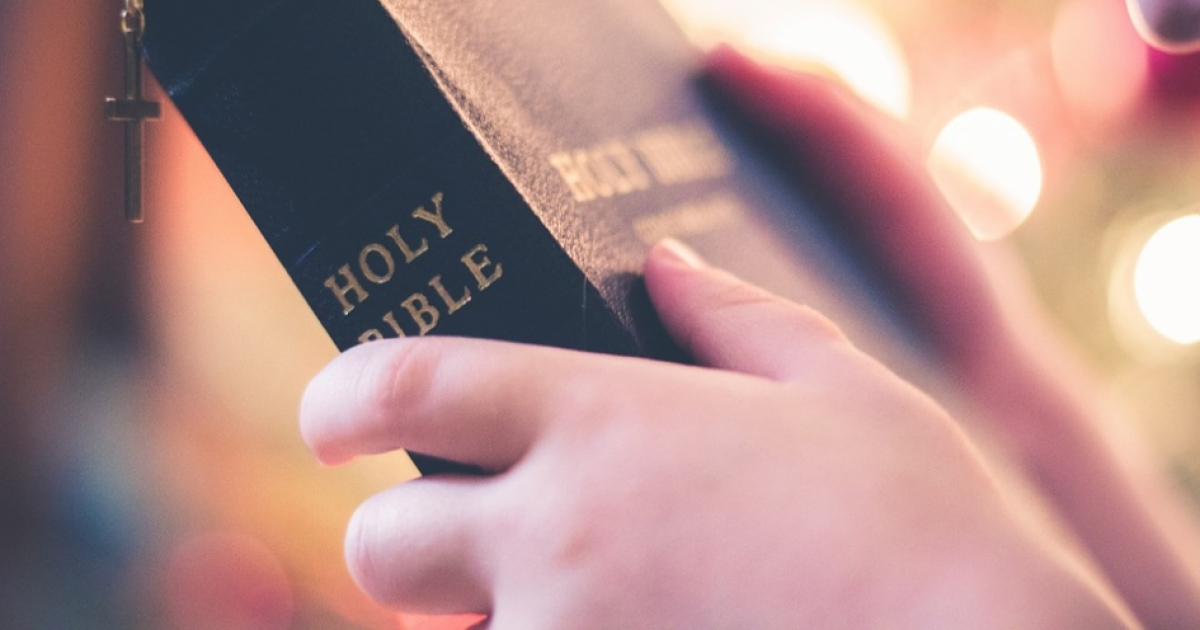 Niño sostiene una Biblia © Pixabay