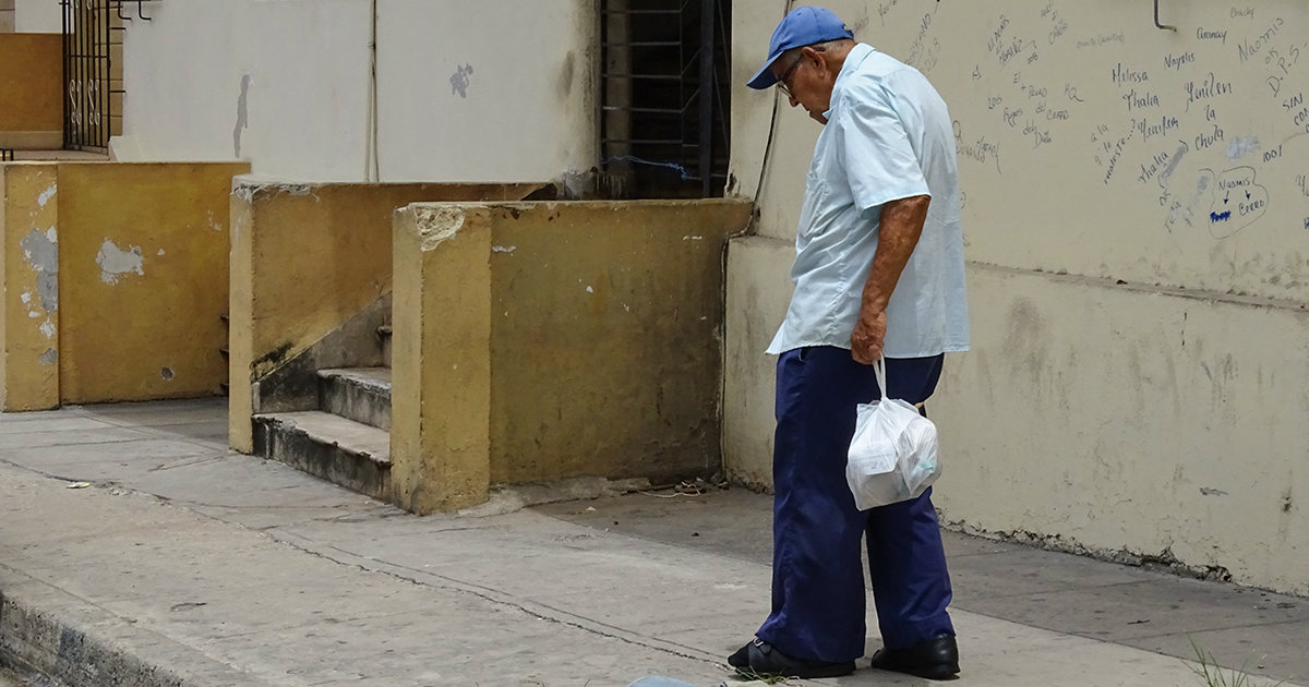 Anciano camina por una calle del Cerro. © CiberCuba.