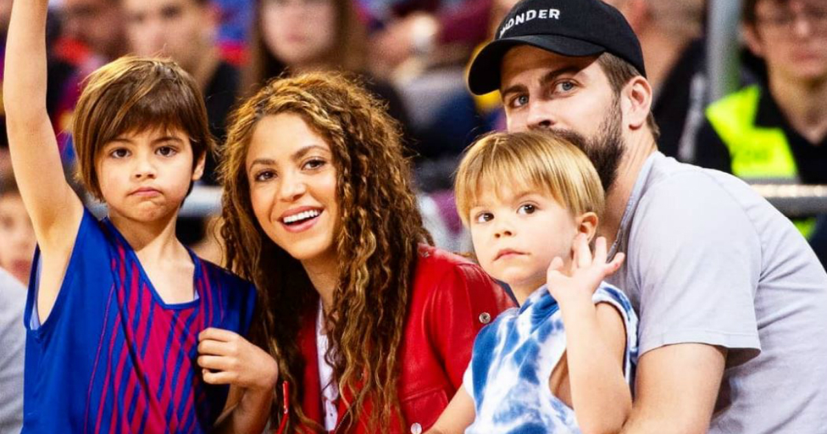 Shakira, Gerard Piqué y sus hijos Milan y Sasha en un partido de baloncesto © Instagram / FC Barcelona